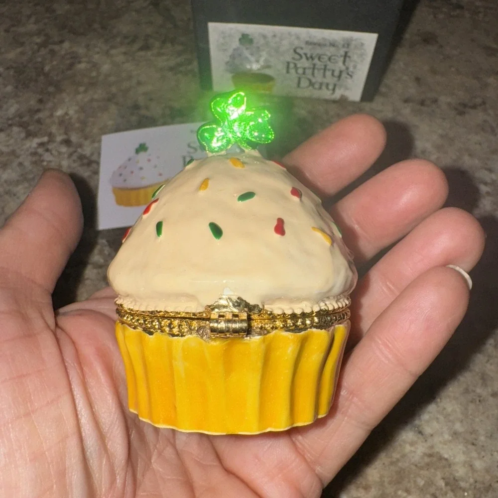 Objet D'Art #53 SWEET PATTY'S DAY Cupcake  Blinged Hinged‎ Trinket Box